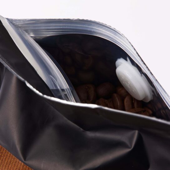 részletesebb kép a nyitott ZIP LOCK zárról