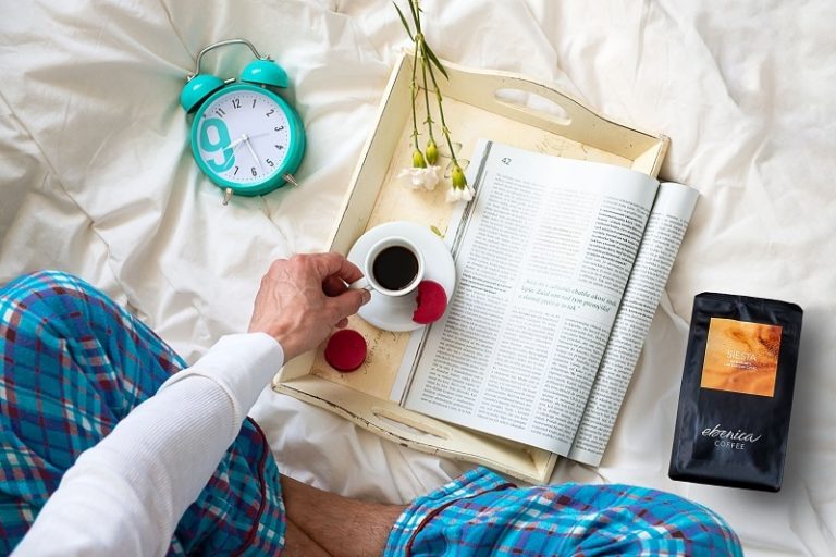 férfi pizsamában alacsony koffeintartalmú kávét szürcsölgetve