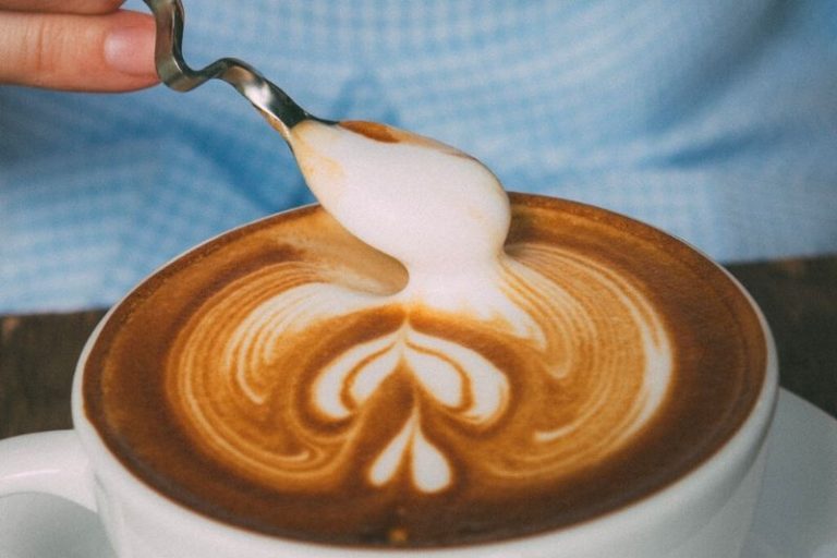 latte art készítése egy speciális pálcával