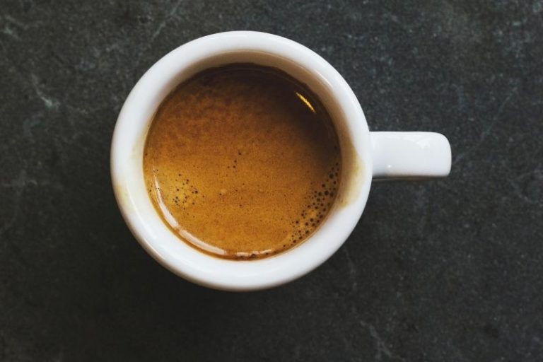 mély színű espresso crema
