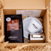 A Fresh Coffee Set egy zacskó Ebernica kávét, egy fehér csészét és csészealjat, valamint egy fém tejeskannát tartalmaz, mindez gyönyörűen dobozolva, aprított papírra csomagolva.