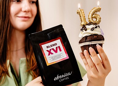 Ebenica kávé és születésnapi cupcake, 16. születésnap ünneplése.