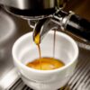 Frissen főzött espresso kávé egy fehér csészében.